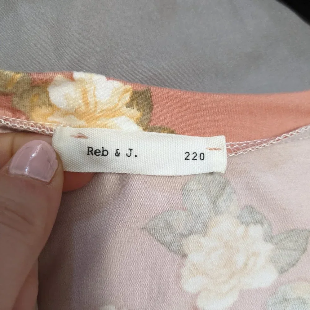 Reb & J. 220 Dusty Pink V-Neck Floral Blouse Size Medium Soft Short Sleeve - Picture 7 of 7